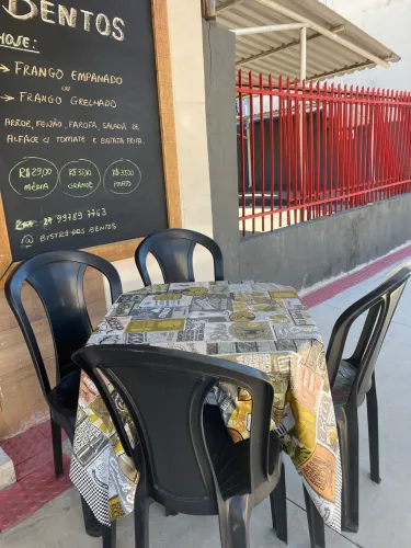 2 Mesas de plástico + 8 cadeiras