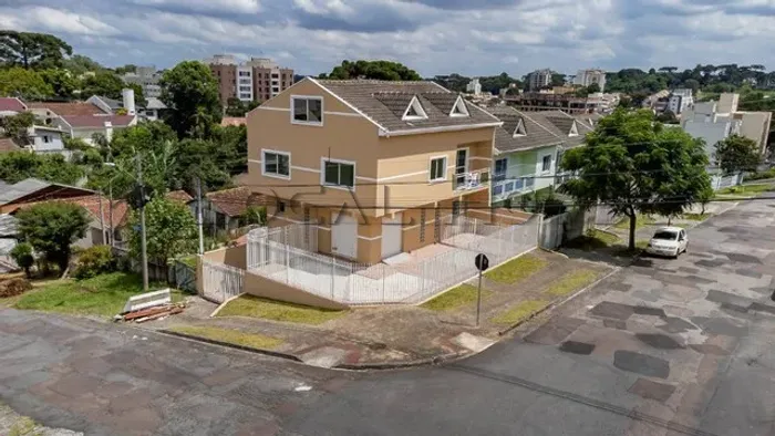 Excelente Oportunidade: Sobrado + Loja Comercial no Tingui  Ideal para Investir e Morar!