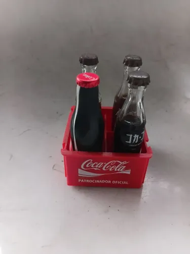 Garrafinhas e engradado  da Coca-Cola miniatura