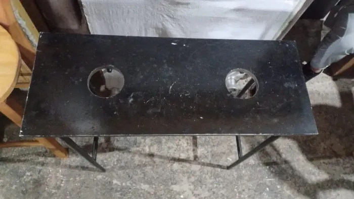 Mesa para manicure, em bom estado, preta.