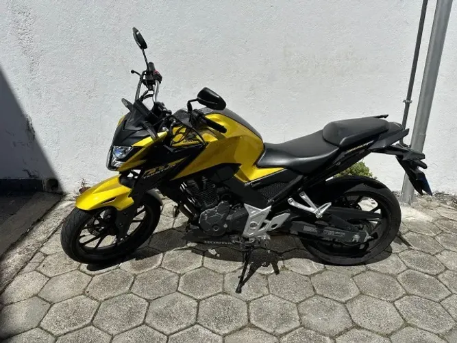 HONDA CB 300F KM BAIXO