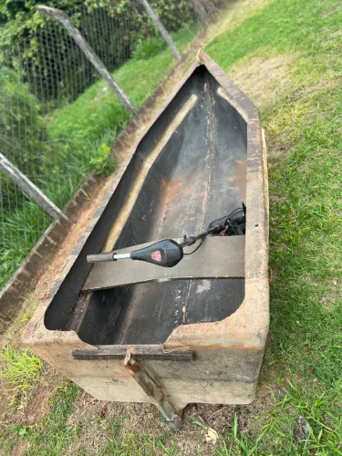 Barco de fibra com motor