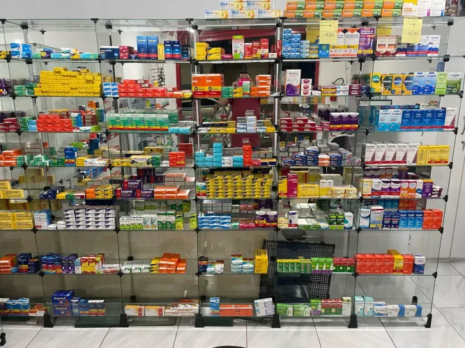 Estrutura completa de farmácia à venda + mercadorias - R$ 42 mil