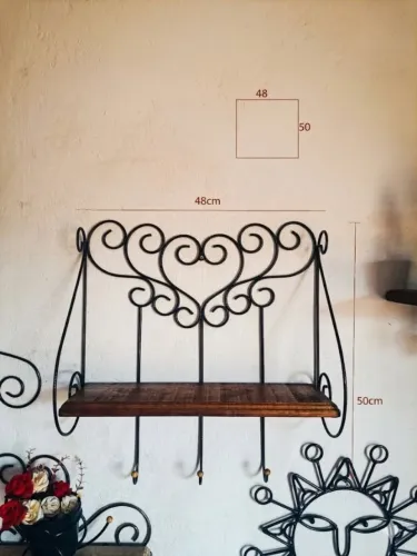 Prateleira Decorativa em Ferro e Madeira - Design Coração e gancho porta chaves.