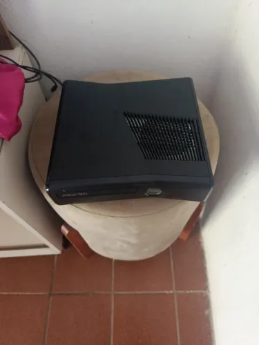 Xbox 360 destravado 2 controles e com jogos no HD