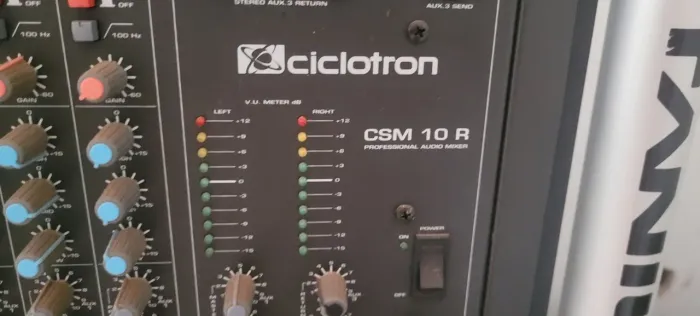 Mesa de som ciclotron CSM 10 R duas. Precisa revisão desfazendo. 