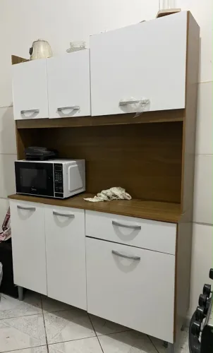 Armário de cozinha lindo e conservado