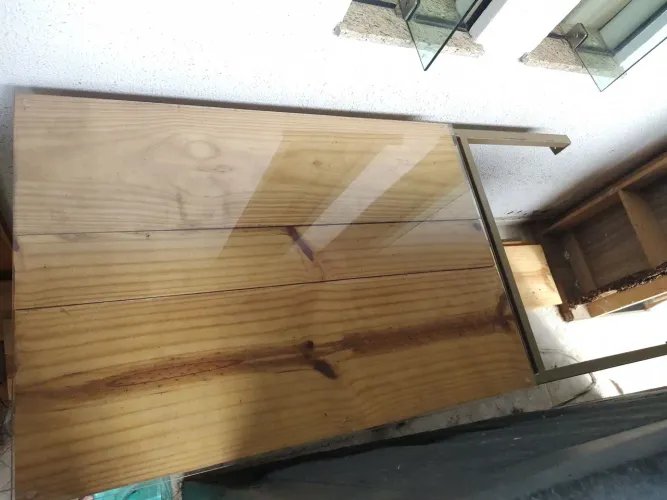 MESA DE PINUS COM ESTRUTURA DE METAL E VIDRO, EXPANSIVA PARA L