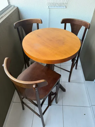 Mesa bistrô com 3 banquetas
