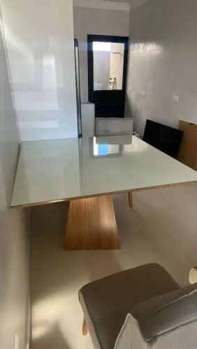 Mesa de Jantar para 6 Lugares com Tampo de Vidro e Base em Madeira - Excelente Estado