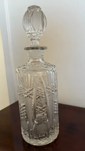 Antiga licoreira de cristal ou garrafa de uísque