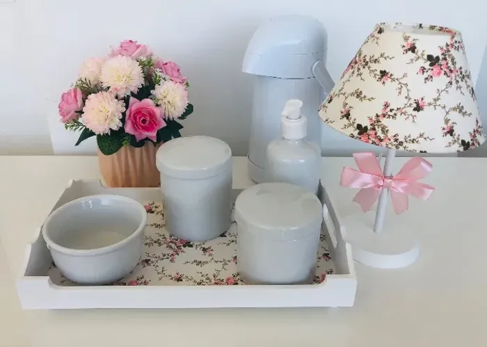 Kit Higiene com abajur e arranjo decorativo para quarto de menina