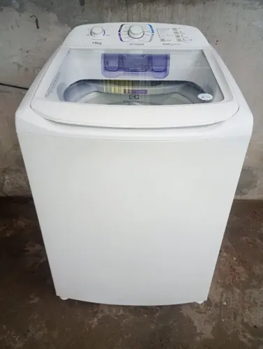 Vendo máquina de lavar roupa Eletrolux 16 kg funcionando perfeitamente aceito cartão