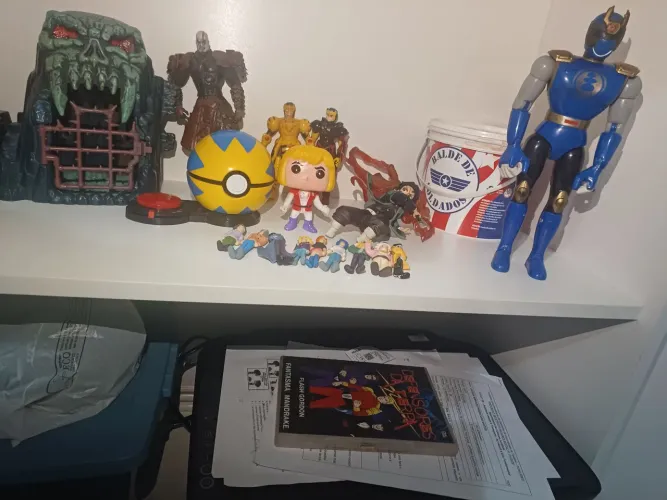 Bonecos e brinquedos
