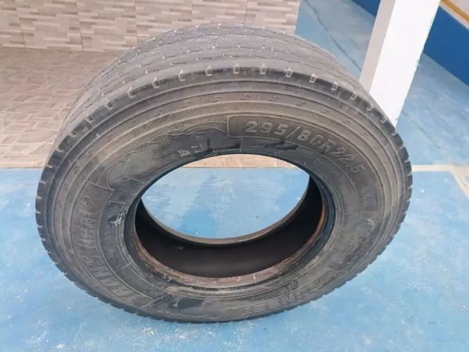 Vendo pneus pra recapar. De primeira  295/80. 5 unidades $ 1000