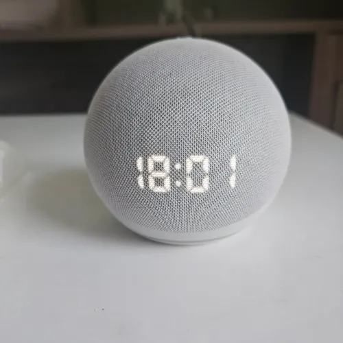 Aexa Echo Dot 5ª geração cinza com relógio.