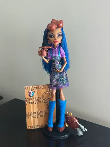 Monster high robecca art class
