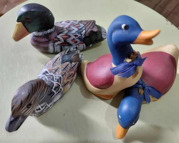 Conjunto com 4 pecas de Patos Decorativos - Esculturas Coloridas para Decoração - Usados