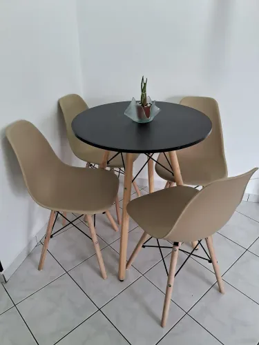 Mesa redonda com 4 cadeiras