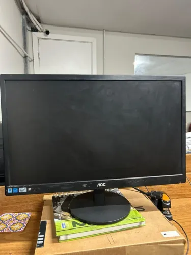 Monitor AOC 21,5 polegadas com avaria
