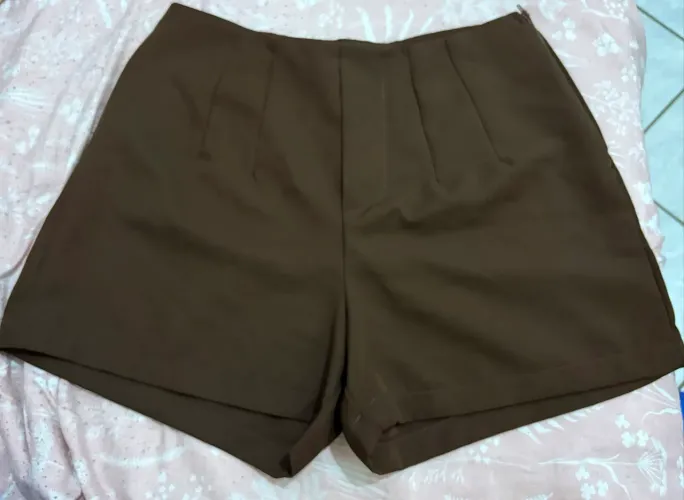 Short de alfaiataria marrom