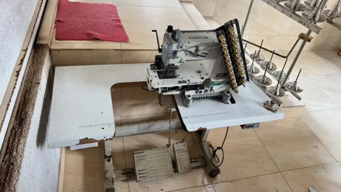 Máquina de cos 12 agulhas Siruba