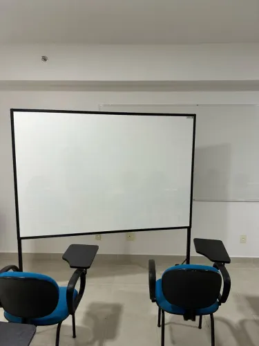 Quadro branco quadriculado com cavalete e rodinhas