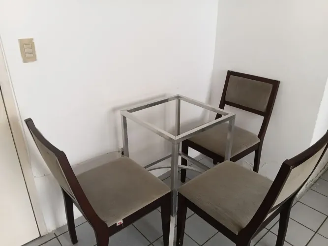 Mesa 4 lugares - 3 cadeiras estofadas