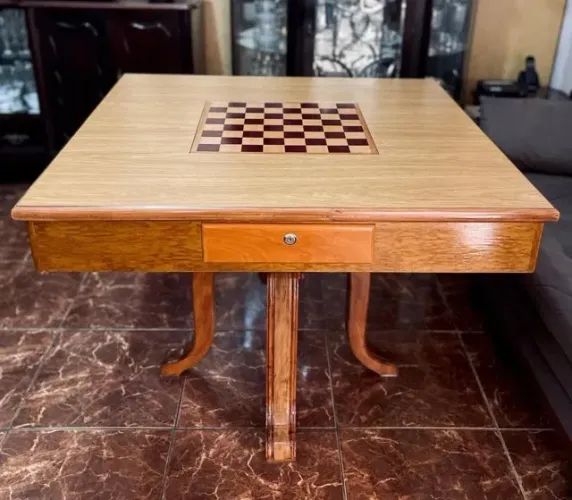 Mesa Quadrada de Madeira Maciça com Tabuleiro de Xadrez