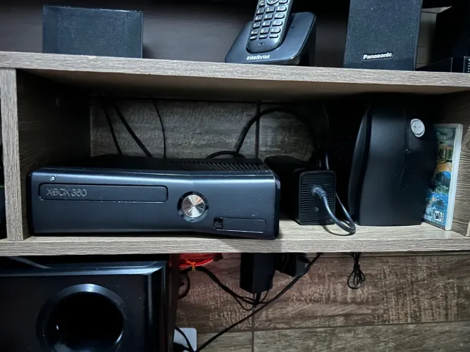 Xbox 360 obs: está sem fonte e tem um controle tá funcionando perfeitamente