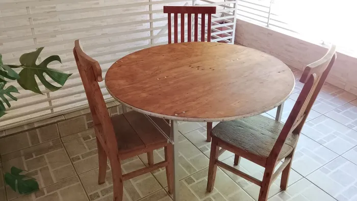 Mesa retrátil redonda feita artesanalmente nós anos 70 linda e prática 
