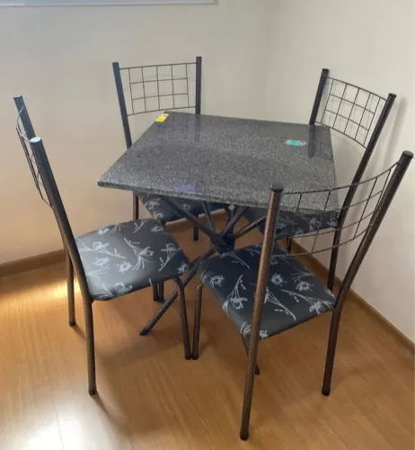 Conjunto de mesa 4 cadeiras 