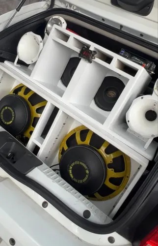 Vendo som automotivo completo?