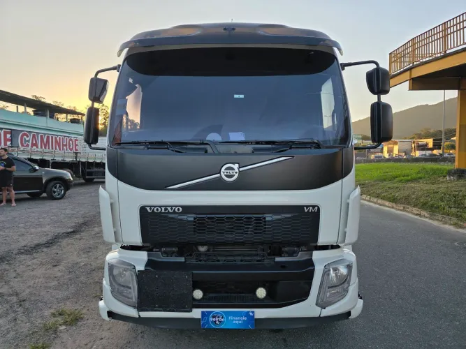 Volvo VM 270 8x2 ano 2016 automático todo revisado kit trocado nada afazer 