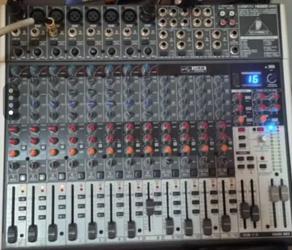 Mesa de Som Behringer