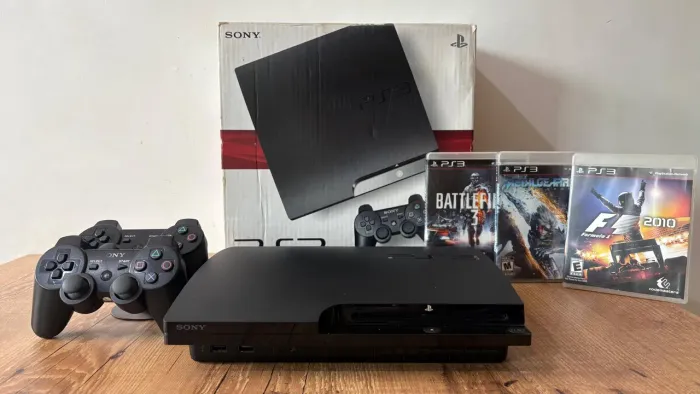 Playstation 3 Slim Na Caixa Completo Com Berço + 2 Controles + Jogos