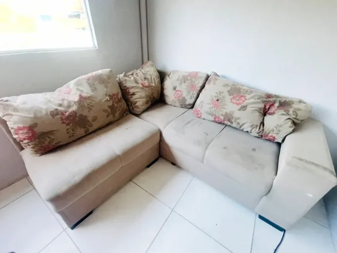 Sofá bege de 5 lugares (formato em L)