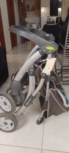 Carrinho de bebê em bom estado
