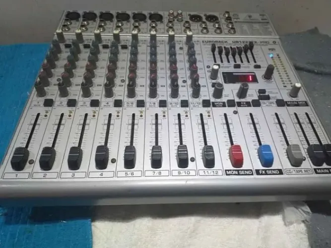 Mesa de som Behringer FX1222 ótima