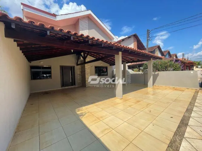 Casa ampla com ótima localização, disponível para venda ou locação no Condomínio Fabiane A