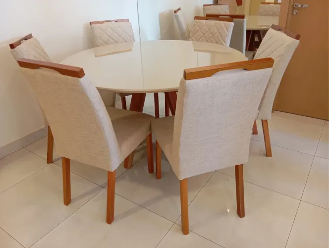 Mesa de jantar pintura Laka e madeira 