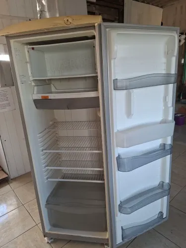 vendo essa geladeira por 550.00 pintura e borrachacha nova, ta sem a tampa do refrigerador