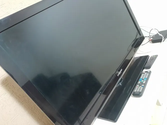 Televisão Samsung 40 polegadas Full HD+Conversor digital