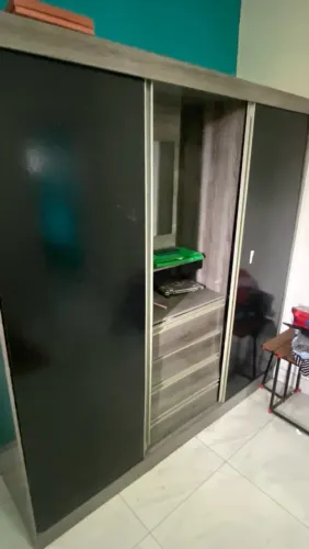 Guarda-roupa com portas de correr e espelho 