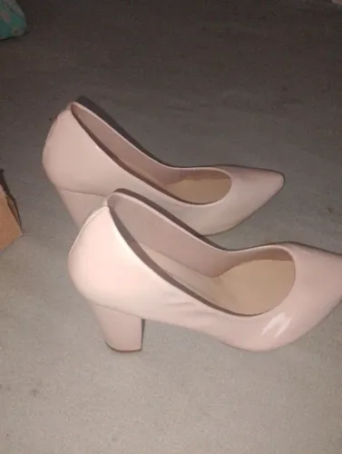 Vendo salto tamanho 38 novo, nunca usado, estou vendendo por quê comprei errado