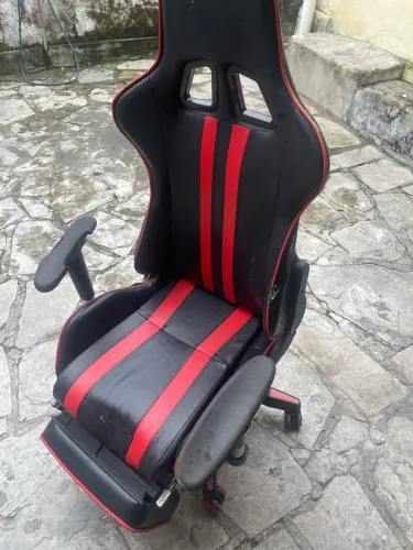 Vendo cadeira gamer preta e vermelha com almofada de apoio