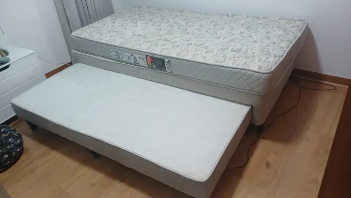 Cama solteiro + cama auxiliar
