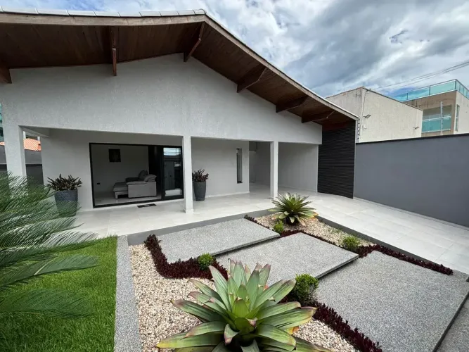 Casa localizada lado praia a 200 metros do mar, com 4 quartos (sendo 2 suítes), possui pis