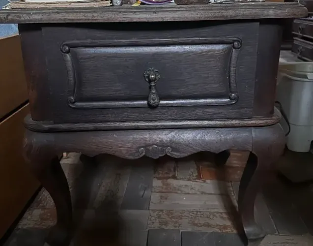 Mesa de cabeceira em jacarandá com 1 gaveta