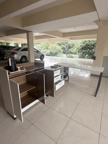 Jogo balcão e armário de café escritório